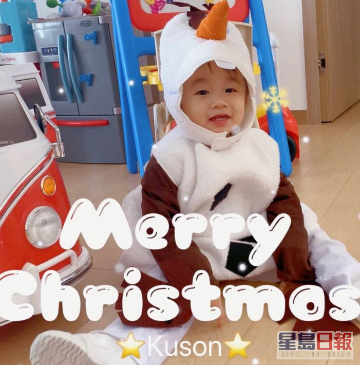 日前圣诞节，Kuson则扮成一个小雪人。