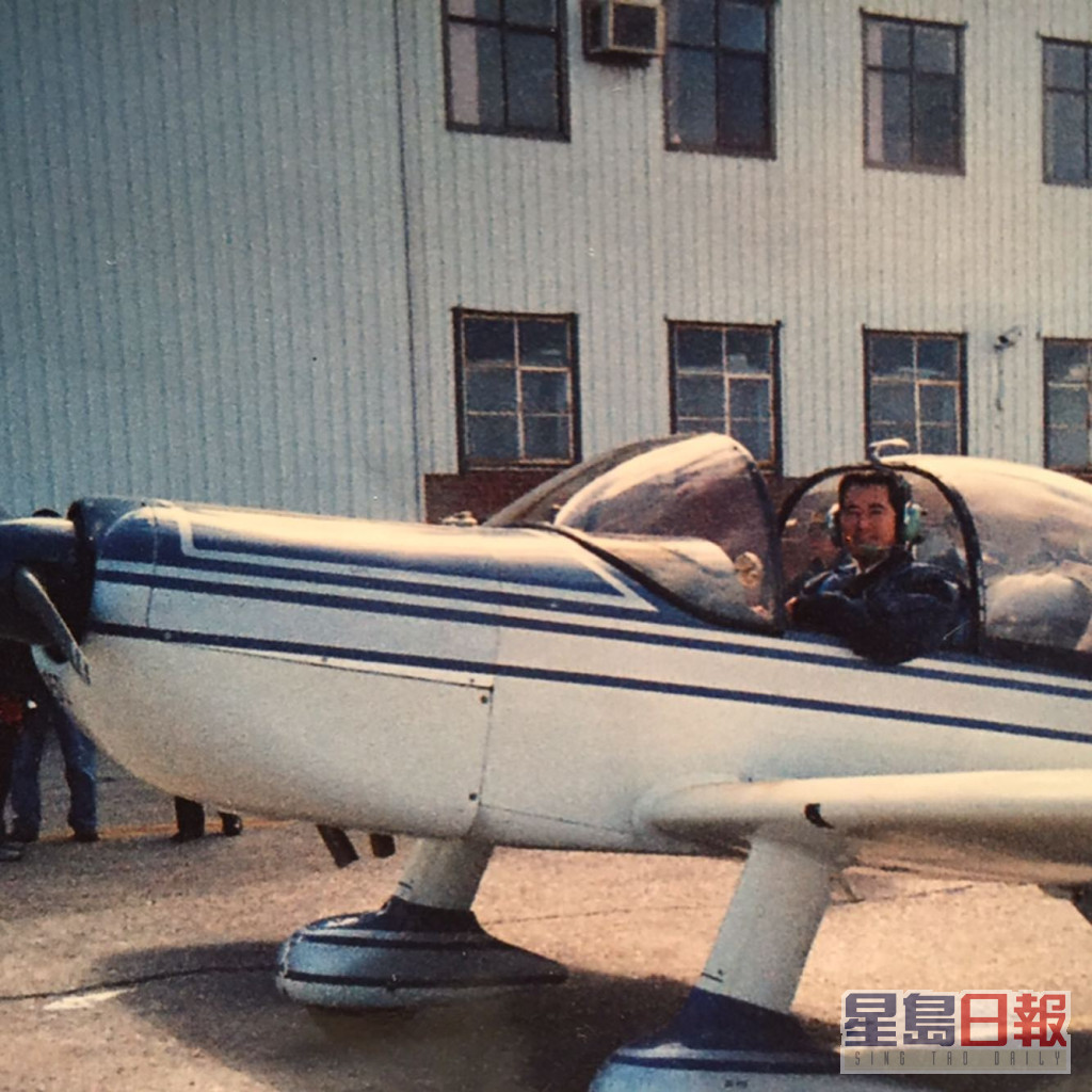 鄧梓峰早年已考獲小型飛機駕駛執照，有300小時飛行經驗，是香港飛行協會會員、香港航空青年團長官。
