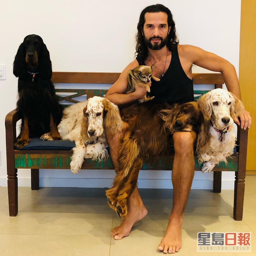 馬查度家中養有8隻愛犬，他亦不時分享狗狗的照片。