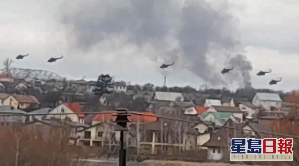 俄軍直升機在基輔郊區行動。美聯社圖片