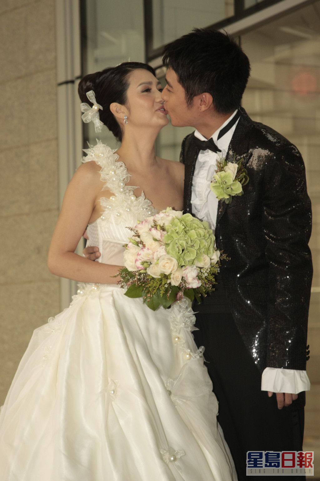 洪欣在2009年与年轻10岁的张丹峰结婚。