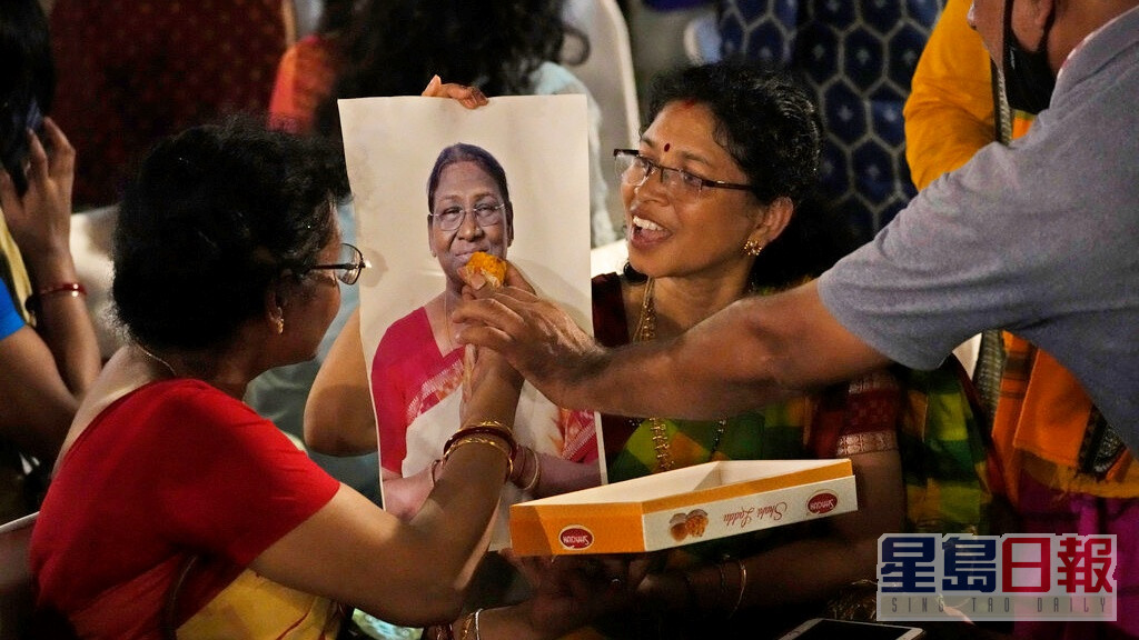 穆爾穆的支持者在印度人民黨總部外慶祝。AP圖片