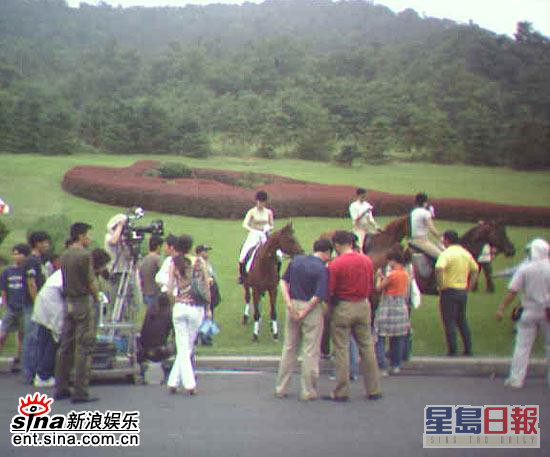 林志玲于2005年在大连拍广告。（新浪图片）
