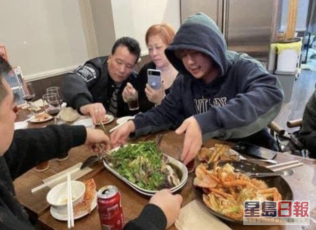 姜涛早前陪父母和姨妈一家到澳洲旅行。