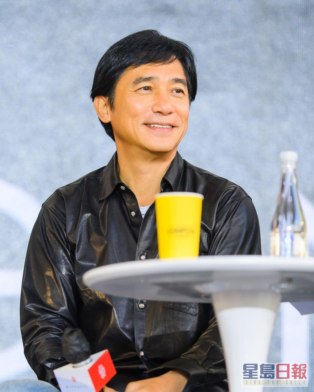 梁朝伟去年10月获釜山电影节颁发亚洲电影人奖，他亲身远赴当地领奖。