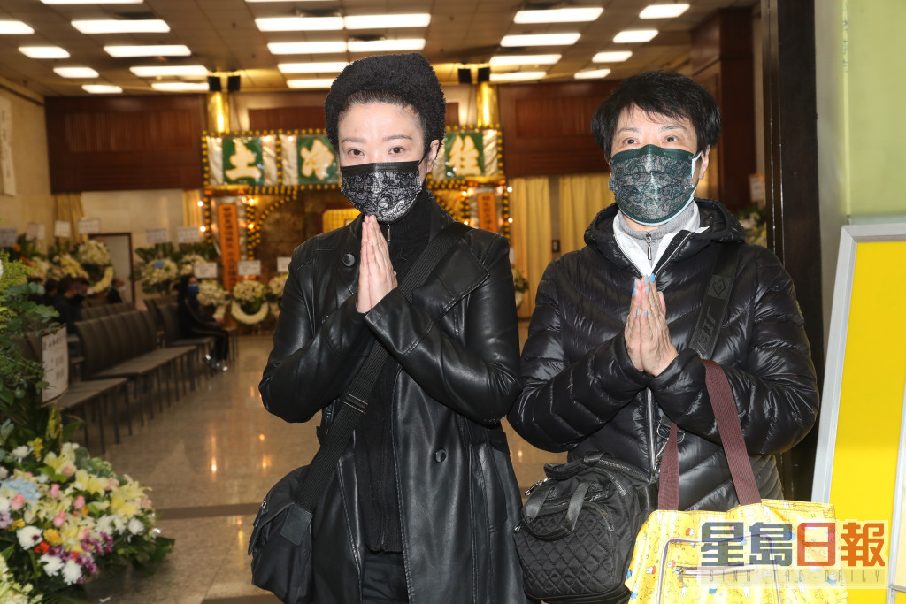 劉雅麗（左）透露父親因離世後身體仍留有新冠病毒，所以死因寫為新冠。