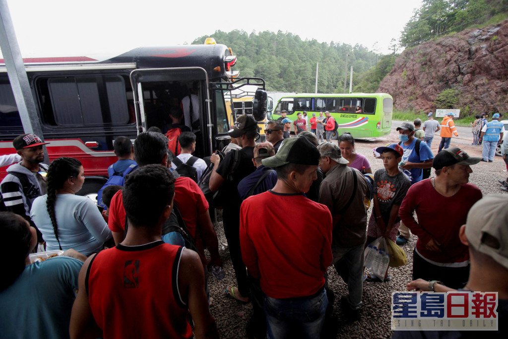 仅周四（6日）就有9辆乘载移民的巴士抵达纽约。REUTERS