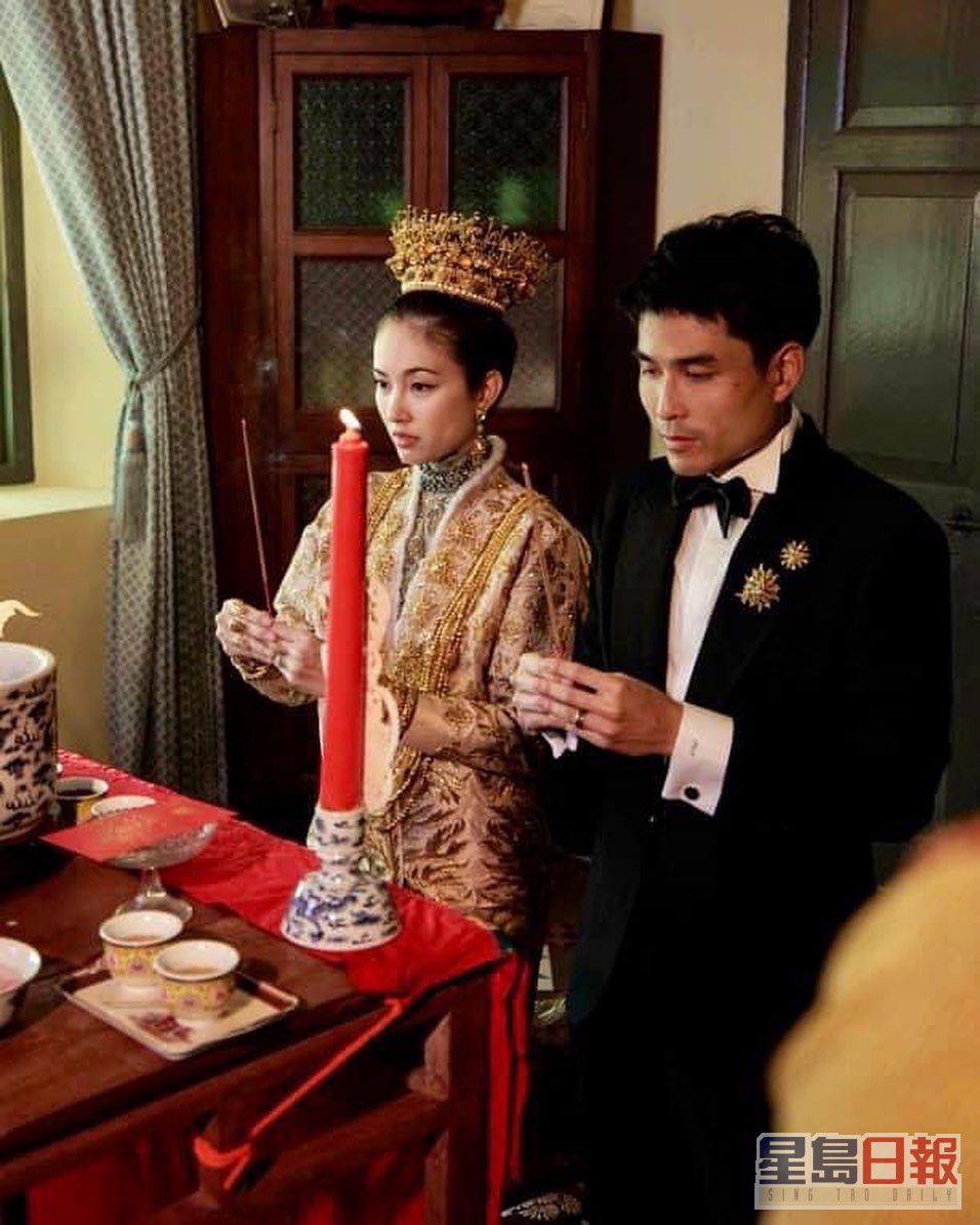 婚礼依照当地华人「峇峇娘惹」传统仪式举行。