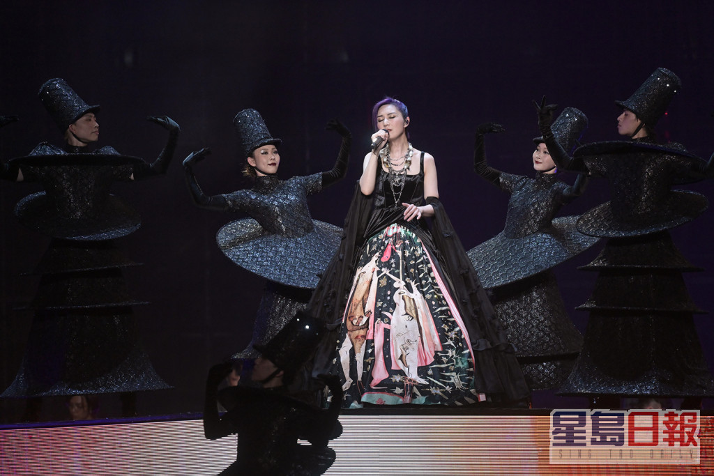 杨千嬅演唱会的服装很华丽。