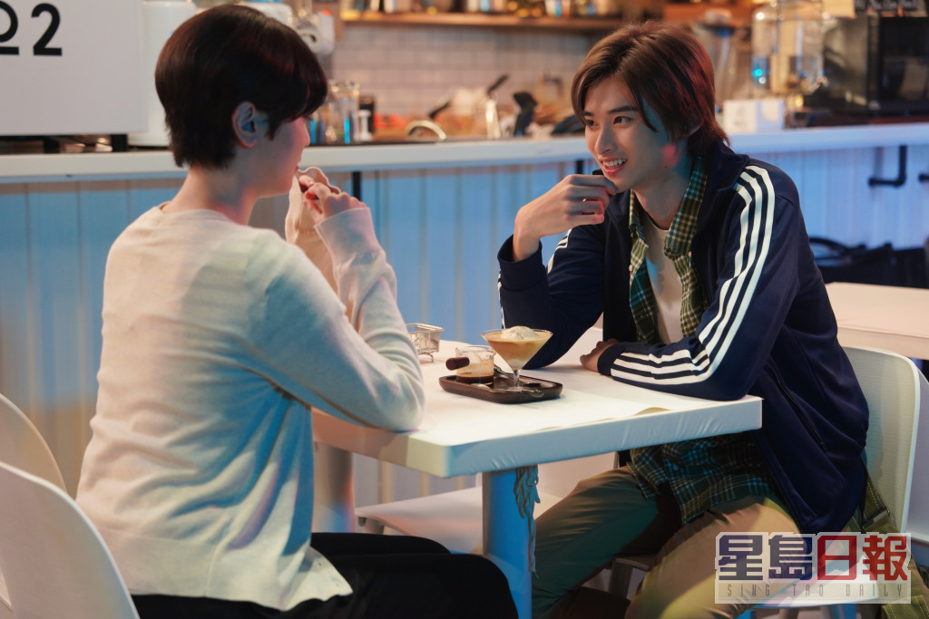 东东全新广东话单曲《烧光了火柴》，MV中男女主角重现《初恋无限Touch》经典画面。