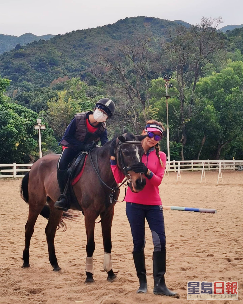 可岚会带囝囝去学骑马。