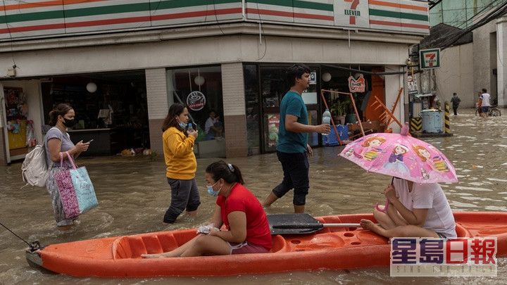 城鎮在嚴重積水下，有民眾以小艇代步。路透社圖片