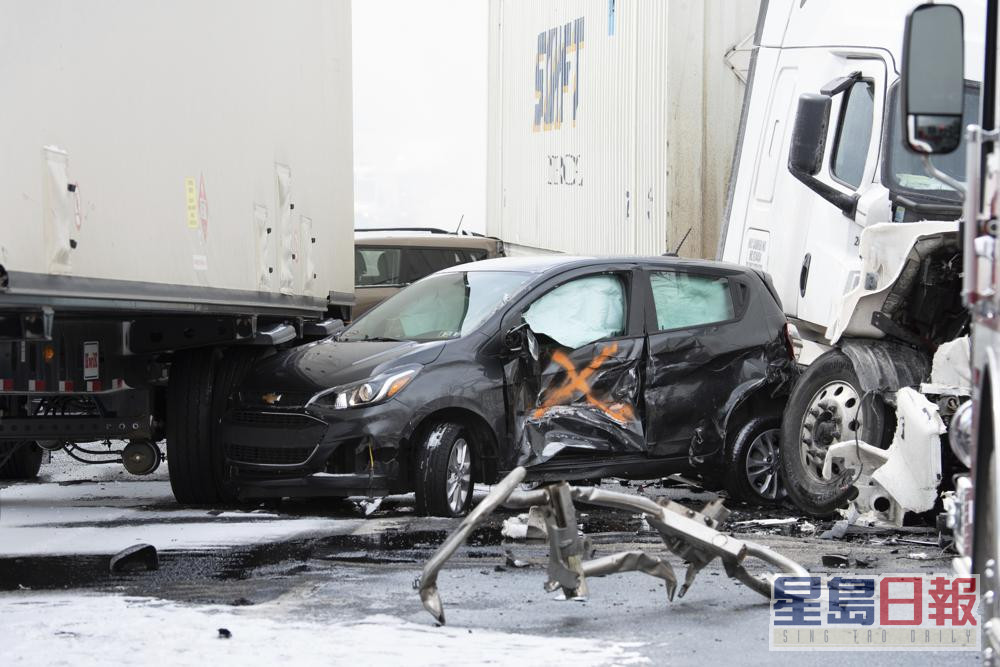 美国宾夕法尼亚州斯库尔基尔县81号州际公路发生大规模连环车祸。AP