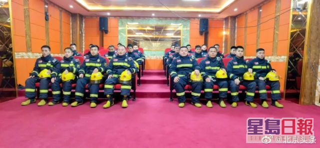 網上流傳消防隊事發前拍攝的新年大合照。