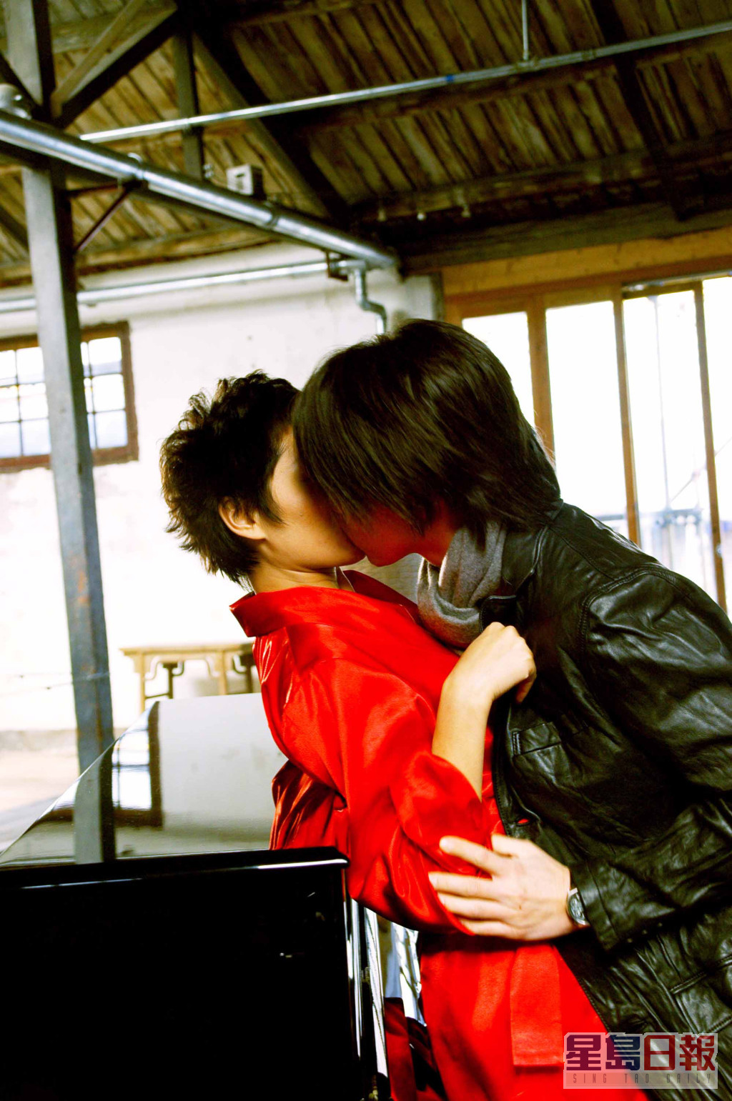 瞿颖与陶喆在《爱我还是他》MV中更有吻戏。