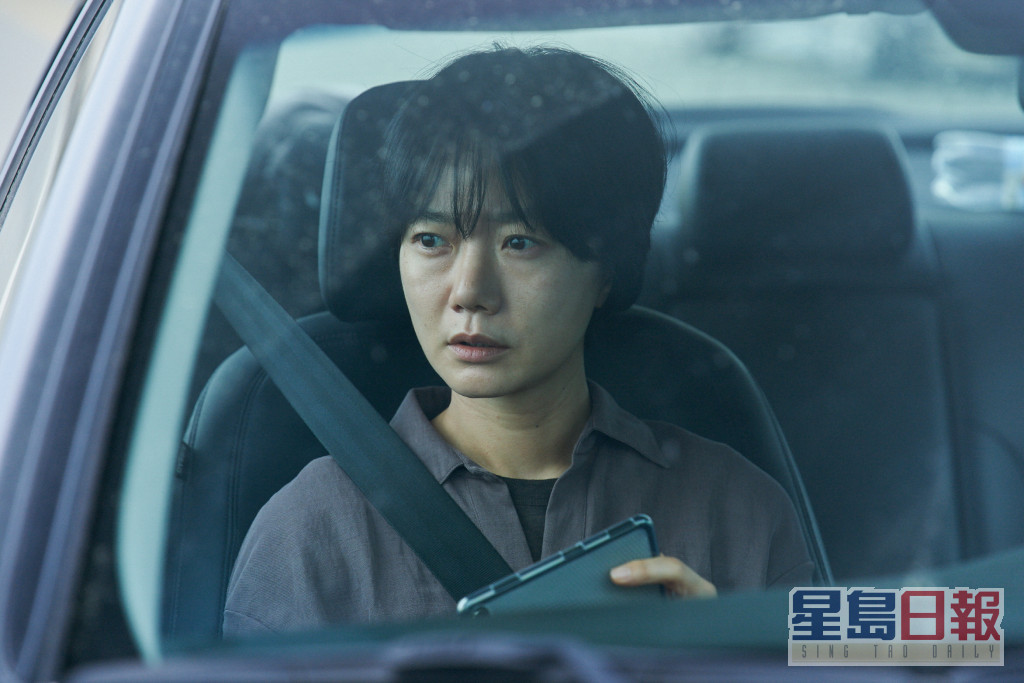 裴斗娜飾演刑警。