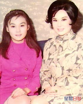 胡锦（左）自幼长得甜美可人。