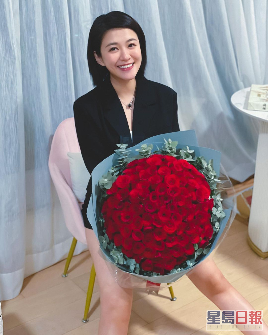 江嘉敏早前生日，於IG分享與一大紮玫瑰的合照。