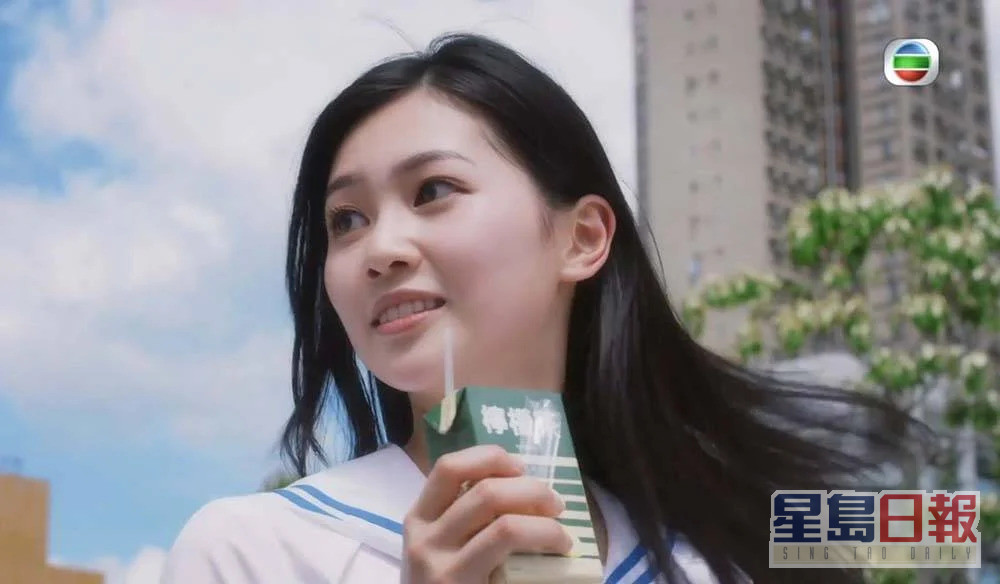 郭柏妍首部播出的劇集是今年1月開播的《青春不要臉》，她在劇中重現經典檸檬茶廣告，勁有初戀feel。