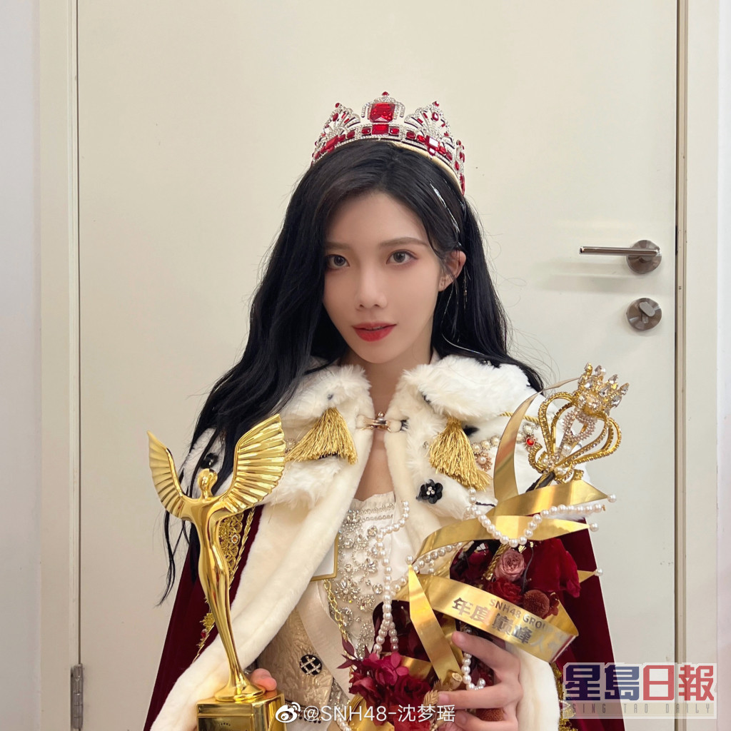 沈梦瑶首度加冕年度巅峰人气QUEEN荣誉，在年度总选排名中位列第一。