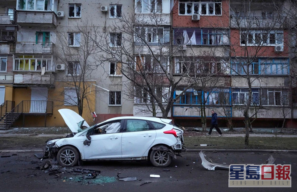 乌克兰亚速海港市马立波一辆在俄军空袭中被炸毁的汽车。AP
