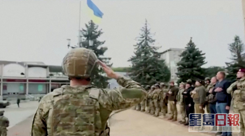 乌克兰军队在巴拉克利亚升旗。REUTERS