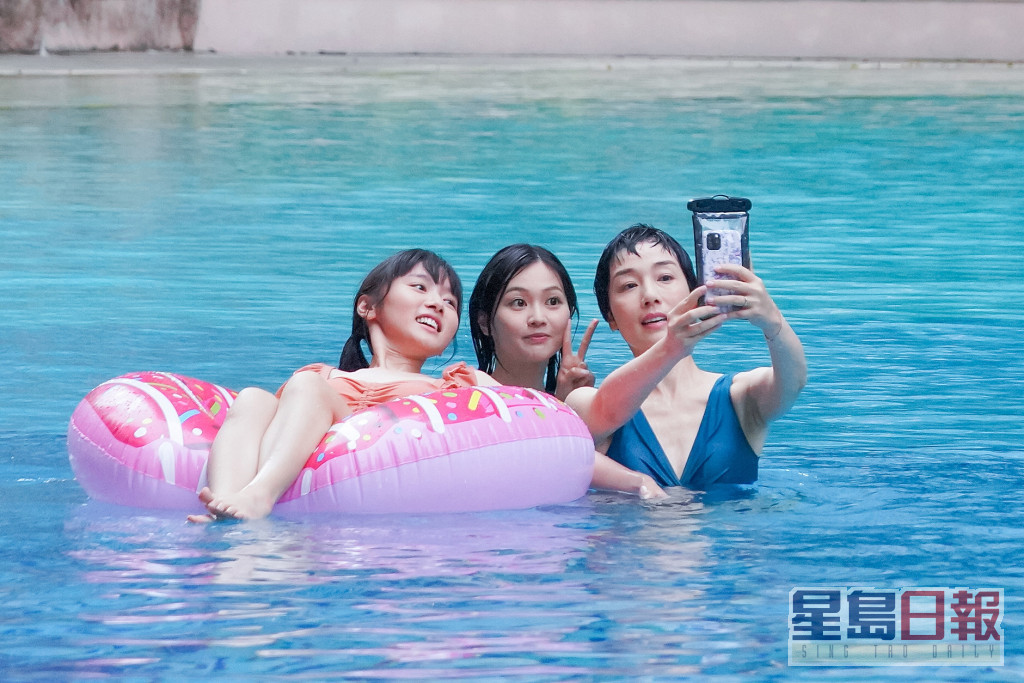 51歲江美儀在今年無綫劇《下流上車族》第一集已經博到盡，先在泳池deep v泳衣上陣，比小花郭柏妍、羅毓儀更加搶鏡。