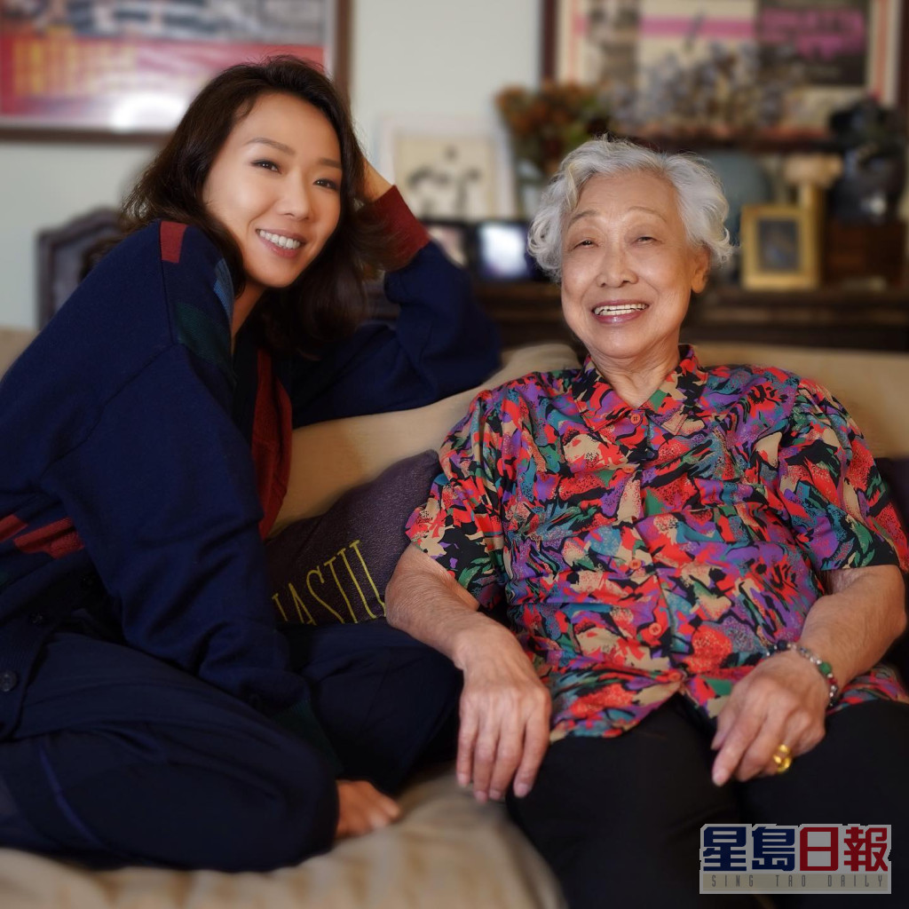 卓韵芝（左）出名孝顺，不时于IG分享与外婆的趣事。