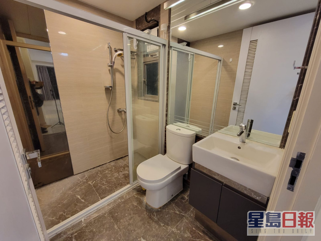 浴室设有镜柜，方便梳洗及整理仪容。