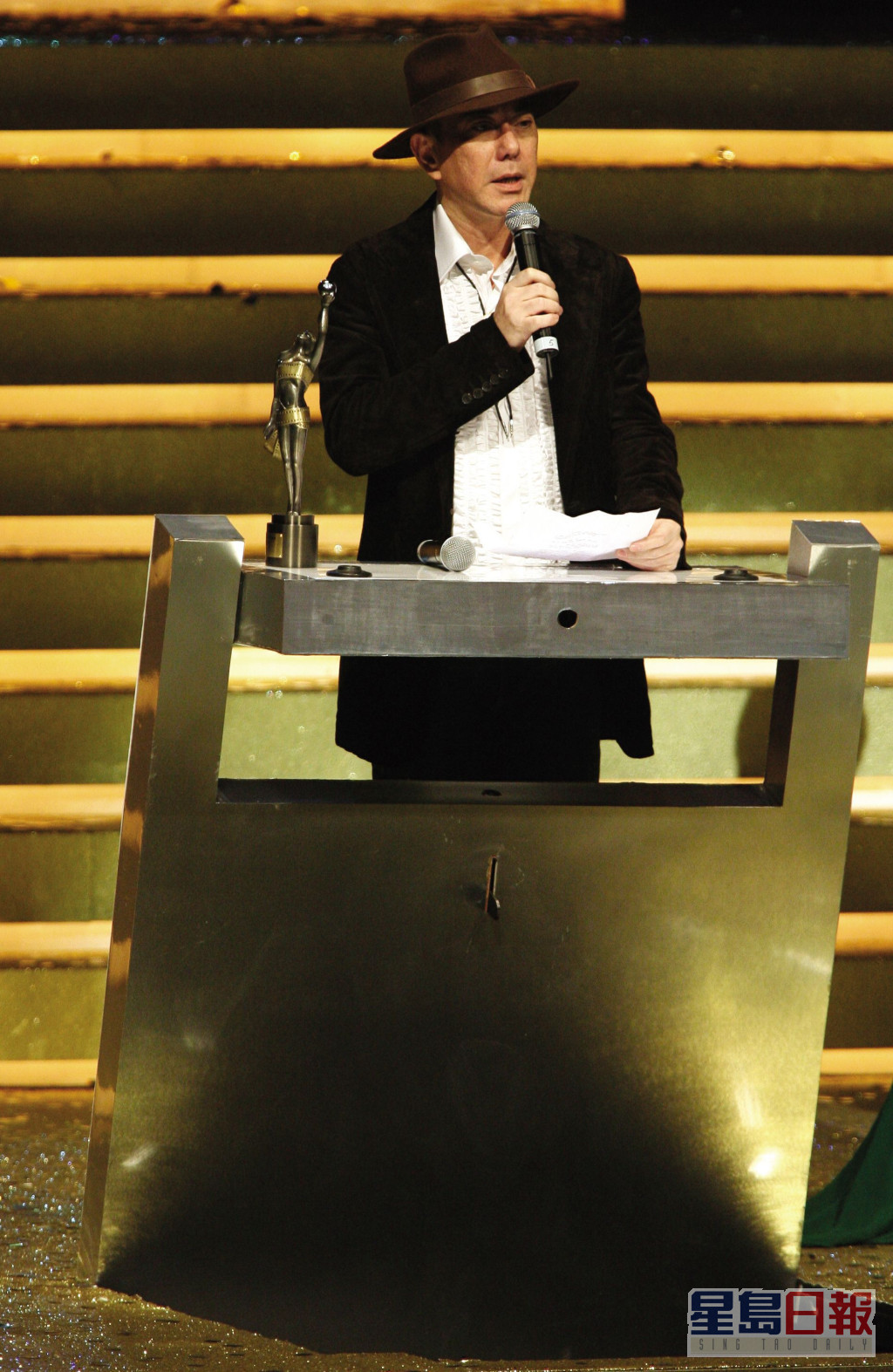 黃秋生憑電影《頭文字D》奪得「第25屆香港電影金像獎頒獎禮」最佳男配角。