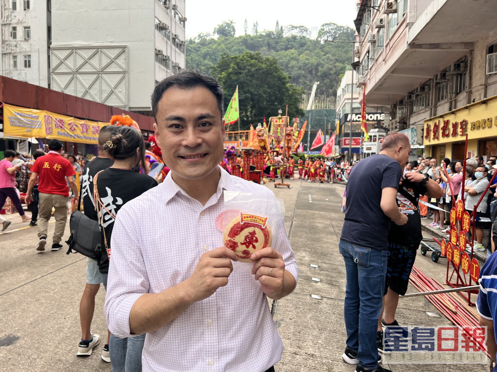 勞工界立法會議員郭偉強表示今年大會「搞搞新意思」派「平安餅」。郭詠欣攝