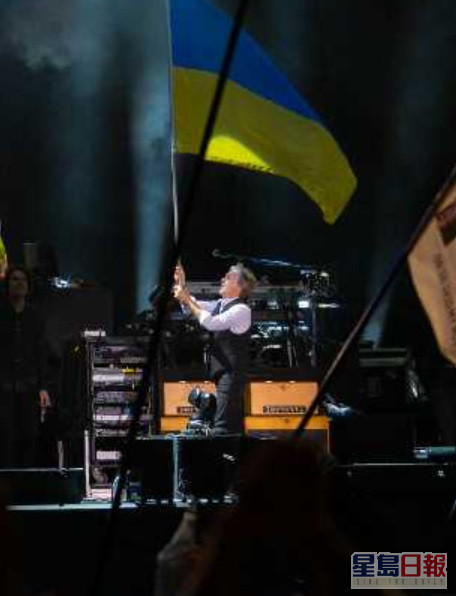 保罗挥舞乌克兰国旗，表态支持这个备受俄军攻击的国家。