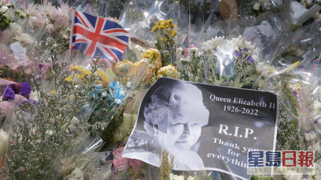 除鮮花外，亦有人帶同英女皇照片及寫有悼念字句的紙張。