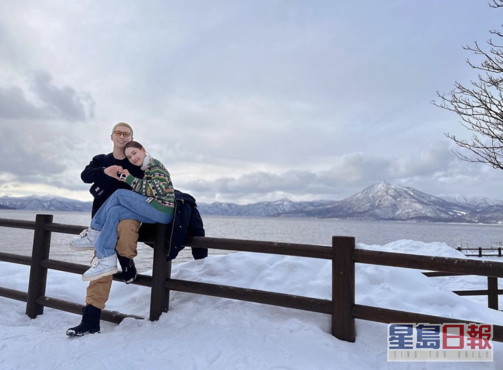 二人到北海道，在雪地上享受浪漫，还在社交网上放闪。
