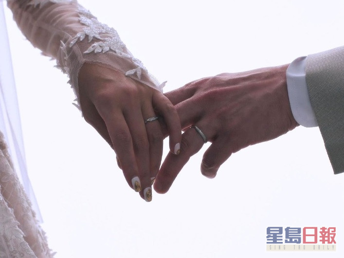 一對新人在社交網上載戴着結婚戒指，手牽手的甜蜜照。