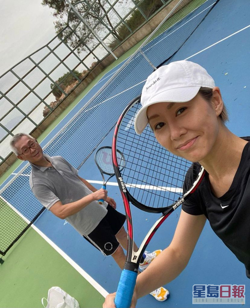 胡定欣勤做运动，早前便跟爸爸打网球。