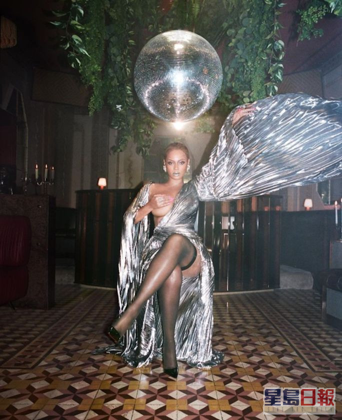 Beyonce在社交網大晒露半胸的照片，慶祝新碟推出。