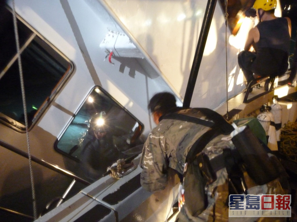 当时身为飞虎队潜水员的刘志君警司率先潜入「南丫IV号」搜救。资料图片