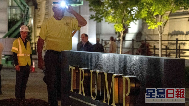 酒店易工后，工人准备拆除正门前的特朗普标志。AP图片