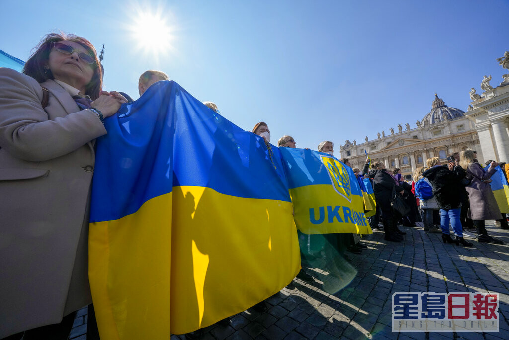 教宗演说期间，有民众在梵蒂冈拉起乌克兰旗帜。AP图片