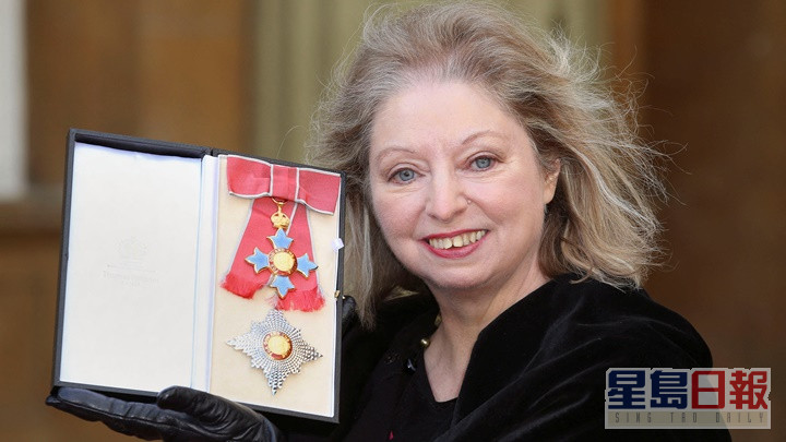 曼特尔2015年获时任皇储查理斯在白金汉宫颁授CBE勋衔。路透社资料图片