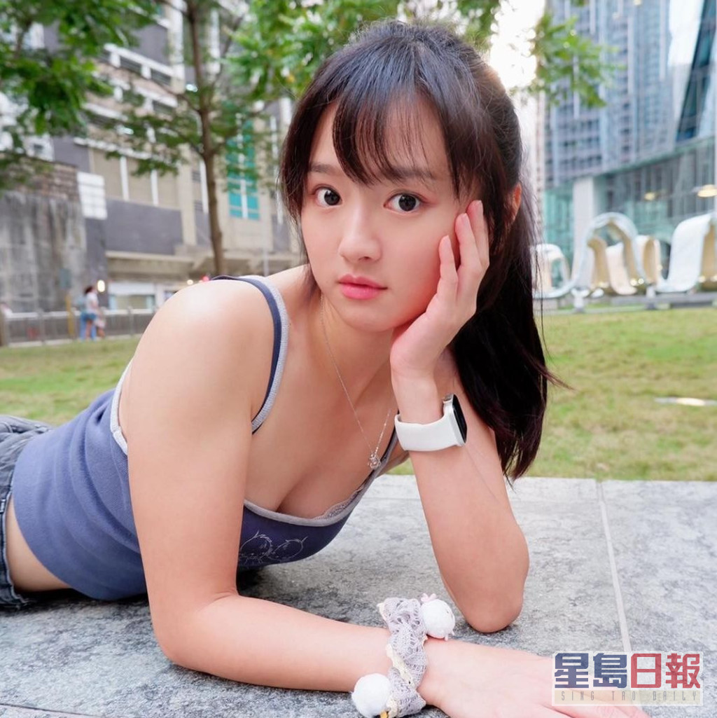 罗毓仪凭住一脸童颜成为TVB「御用学生妹」，有好多男粉丝。