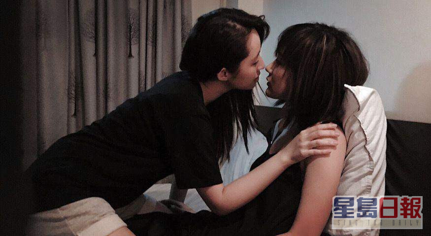Kendy与吴海昕（右）在《贱民20》中演床上激吻。