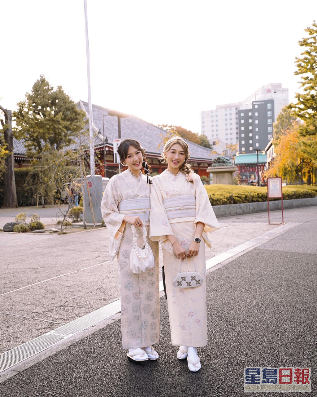 两人捱住冷着和服扮日本妹。