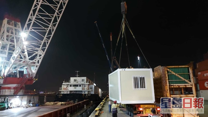 屯门内河码头指未来3个月将有1万套方舱医院组件抵港。