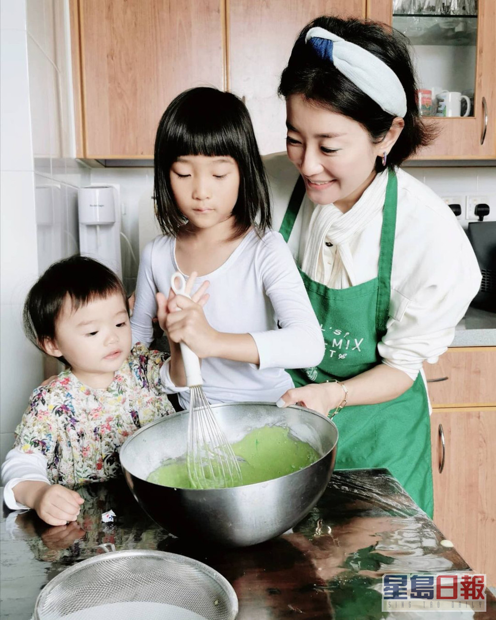 楊張新悅經常與囡囡在家中的大廚房玩下廚樂。