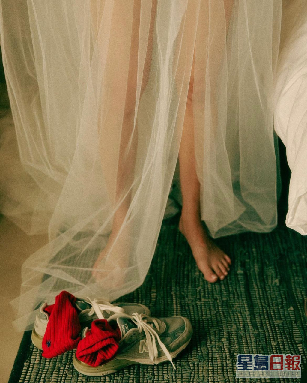 New Balance 经典美制 993 配上红袜及婚纱，构图劲有FEEL。