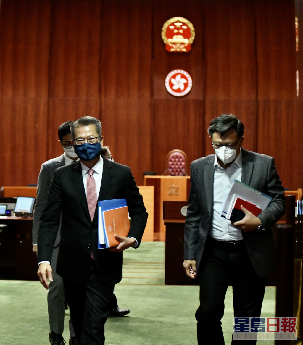 财政司司长陈茂波公布本届政府第一份财政预算案。卢江球摄