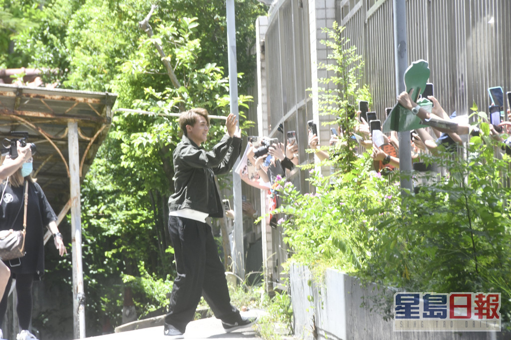 AK从商台后门离开时，预留时间跟「生粉」近距离接触