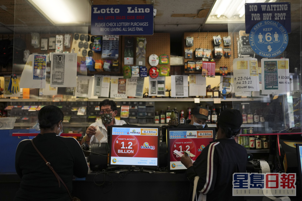 市民在加州一間商店購買「強力球」彩票。AP